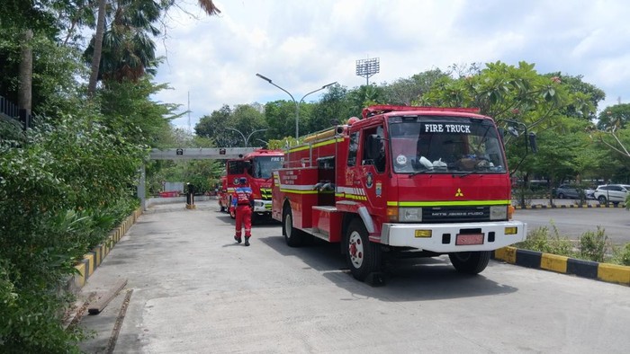 Mobil operasional damkar yang distandby-kan di DPRD Sumsel.