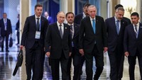 Presiden Rusia Vladimir Putin dan Presiden Turki Tayyip Erdogan berjalan selama pertemuan mereka di sela-sela pertemuan puncak Organisasi Kerjasama Shanghai (SCO) di Tianjin, Tiongkok, Senin (1/9/2025). REUTERS/Alexander Kazakov