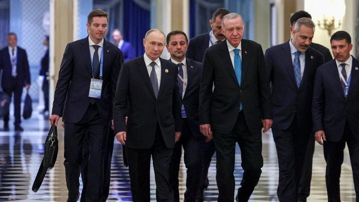 Momen Hangat, PutinβErdogan Jabat Tangan di KTT SCO Tianjin Suasana hangat mewarnai Konferensi Tingkat Tinggi (KTT) Organisasi Kerja Sama Shanghai (SCO) di Tianjin, Tiongkok, Senin (1/9/2025), ketika Presiden Rusia Vladimir Putin dan Presiden Turki Recep Tayyip Erdogan bertemu. REUTERS/Alexander Kazakov