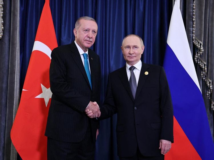 Momen Hangat, Putin-Erdogan Jabat Tangan di KTT SCO Tianjin