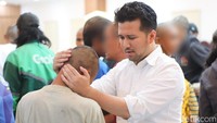 Emil menyampaikan jika anak-anak berusia belasan tahun dan kebanyakan masih SMP dan awal SMA ini tidak memiliki alasan politik, dan hanya ikut-ikutan saja.