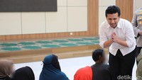 Emmil juga menemui orang tua dari anak-anak di bawah umur yang tertangkap melakukan tindakan merusak dalam kejadian kebakaran di Grahadi.