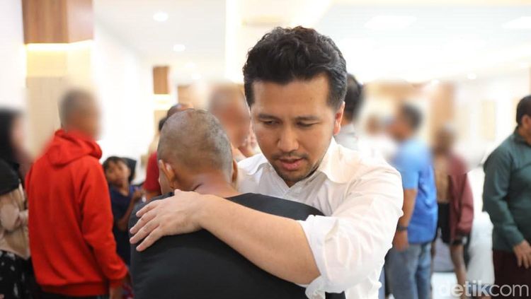 Momen Wagub Emil Temui  Pembakar Ruang Kerjanya di Grahadi