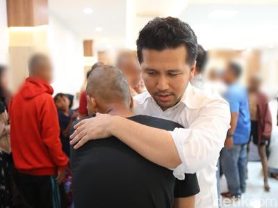 Momen Wagub Emil Temui  Pembakar Ruang Kerjanya di Grahadi