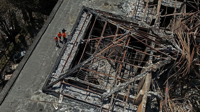 Olah TKP pembakaran gedung DPRD Makassar Foto udara tim Inafis melakukan olah tempat kejadian perkara (TKP) di kantor DPRD Makassar, Sulawesi Selatan, Senin (1/9/2025). Olah TKP tersebut untuk mengungkap penyebab kebakaran sekaligus mengerucutkan sumber api yang menghanguskan gedung yang menyebabkan kerugian sekitar Rp250 miliar, sementara terduga pelaku pembakaran sudahteridentifikasi oleh pihak kepolisian. ANTARA FOTO/Hasrul Said/nym.
