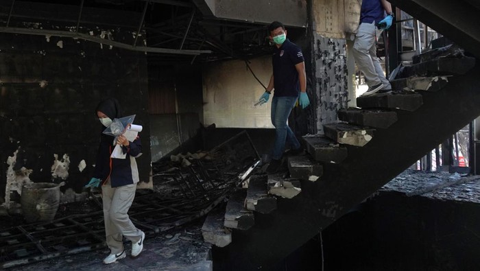 Olah TKP pembakaran gedung DPRD Makassar Tim Inafis melakukan olah tempat kejadian perkara (TKP) di kantor DPRD Makassar, Sulawesi Selatan, Senin (1/9/2025). Olah TKP tersebut untuk mengungkap penyebab kebakaran sekaligus mengerucutkan sumber api yang menghanguskan gedung yang menyebabkan kerugian sekitar Rp250 miliar, sementara terduga pelaku pembakaran sudah teridentifikasi oleh pihak kepolisian. ANTARA FOTO/Hasrul Said/nym.