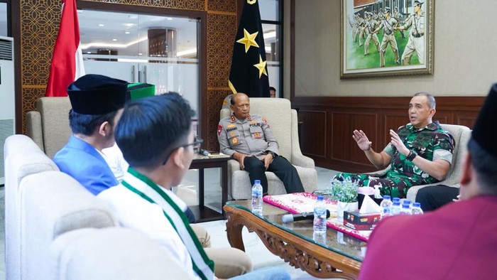 Pangdam V/Brawijaya bersama Kapolda Jatim menemui mahasiswa dan pemuda berbagai organisasi di Jatim untuk menjembatani aspirasi.