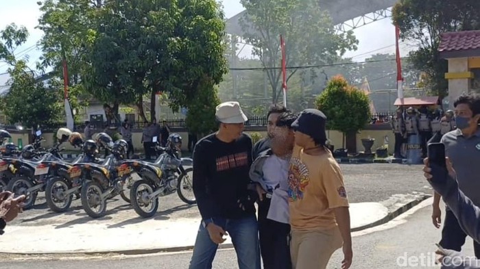 Siswa SMA berinisial AR di Kabupaten Pangkep, ditangkap saat ikut unjuk rasa. AR kepergok membawa senjata tajam jenis celurit dan busur panah.