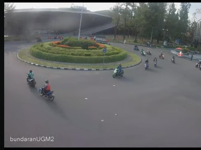 Pantauan CCTV Pemkot Jogja di Bundaran UGM yang mulai lengang, Senin (1/9/2025).