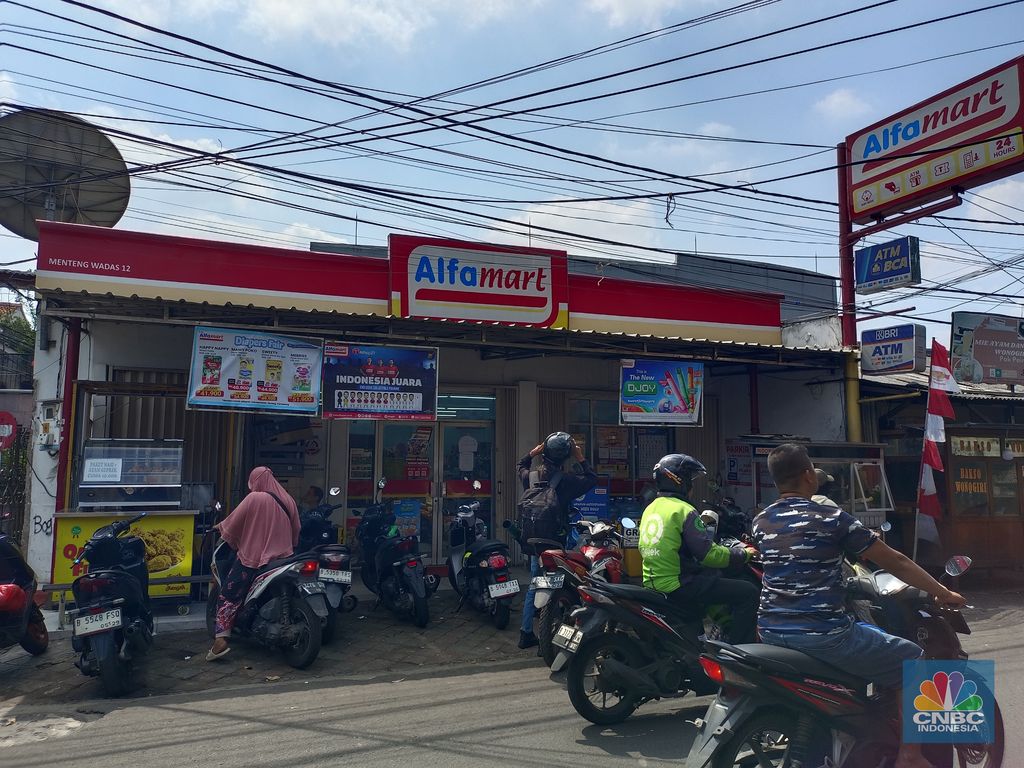 Pantauan gerai ritel modern tetap buka meski kondisi tengah memanas, gerai ritel modern di kawasan Setibudi, Jakarta Selatan, Senin (1/9/2025). (CNBC Indonesia/Martyasari Rizky)