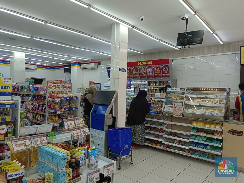 Pantauan gerai ritel modern tetap buka meski kondisi tengah memanas, gerai ritel modern di kawasan Setibudi, Jakarta Selatan, Senin (1/9/2025). (CNBC Indonesia/Martyasari Rizky)