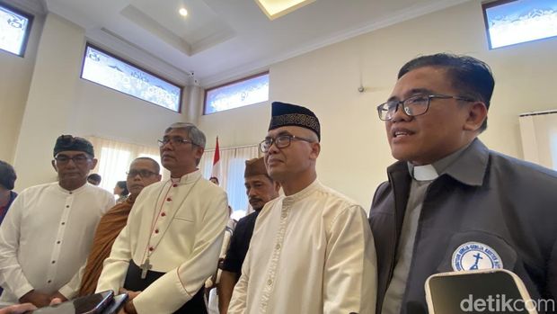 Para tokoh agama saat doa bersama lintas agama di Kantor Keuskupan Agung Semarang, Kecamatan Semarang Selatan, Kota Semarang, Senin (1/9/2025).