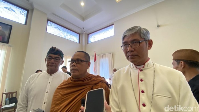 Para tokoh agama saat doa bersama lintas agama di Kantor Keuskupan Agung Semarang, Kecamatan Semarang Selatan, Kota Semarang, Senin (1/9/2025).