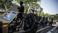 Prajurit Yonif 400/Banteng Raiders Kodam IV/Diponegoro dan Babinsa berpatroli skala besar di depan Kantor Gubernur dan DPRD Jawa Tengah, Semarang, Jawa Tengah, Senin (1/9/2025). Foto: ANTARA FOTO/Aprillio Akbar