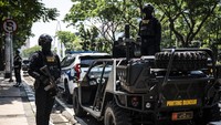 Prajurit Yonif 400/Banteng Raiders Kodam IV/Diponegoro dan Babinsa berpatroli skala besar di depan Kantor Gubernur dan DPRD Jawa Tengah, Semarang, Jawa Tengah, Senin (1/9/2025). Foto: ANTARA FOTO/Aprillio Akbar
