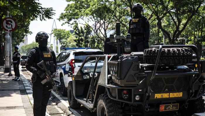 Patroli skala besar di Kota Semarang Personel Babinsa mengendarai sepeda motor saat patroli skala besar di Semarang, Jawa Tengah, Senin (1/9/2025). Personel gabungan dari Yonif 400/Banteng Raiders Kodam IV/Diponegoro, Kodim 0733/Kota Semarang, Satpol PP Jawa Tengah dan kepolisian menggelar patroli skala besar di wilayah Kota Semarang guna menjaga keamanan dan ketertiban masyarakat. ANTARA FOTO/Aprillio Akbar/nym.