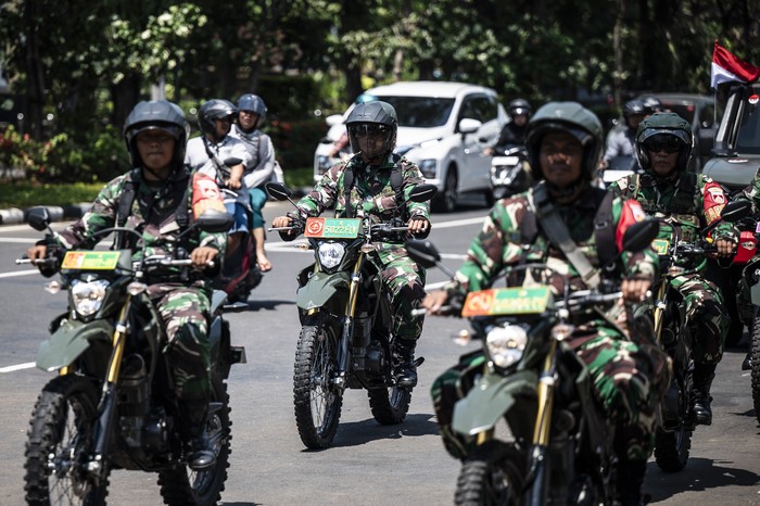 Personel Babinsa mengendarai sepeda motor saat patroli skala besar di Semarang, Jawa Tengah, Senin (1/9/2025). Personel gabungan dari Yonif 400/Banteng Raiders Kodam IV/Diponegoro, Kodim 0733/Kota Semarang, Satpol PP Jawa Tengah dan kepolisian menggelar patroli skala besar di wilayah Kota Semarang guna menjaga keamanan dan ketertiban masyarakat. ANTARA FOTO/Aprillio Akbar/nym.