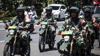 Personel Babinsa mengendarai sepeda motor saat patroli skala besar di Semarang, Jawa Tengah. Foto: ANTARA FOTO/Aprillio Akbar