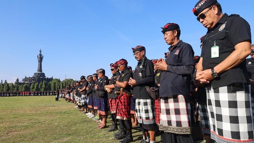 Pecalang se-Bali apel di Lapangan Puputan Renon, Senin (1/9/2025). (Aryo Mahendro/detikBali)