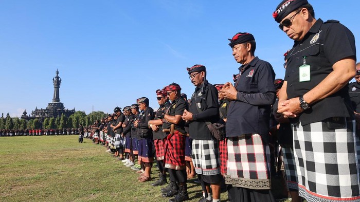 Pecalang se-Bali apel di Lapangan Puputan Renon, Senin (1/9/2025). (Aryo Mahendro/detikBali)
