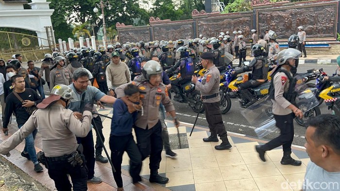 Pelajar diamankan saat demo di DPRD Jambi karena melakukan pelemparan batu