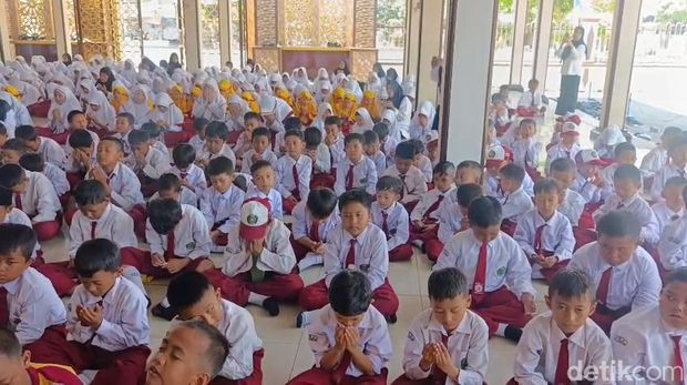 Pelajar SD di Pasuruan berdoa dan berzikir agar Indonesia tetap damai.
