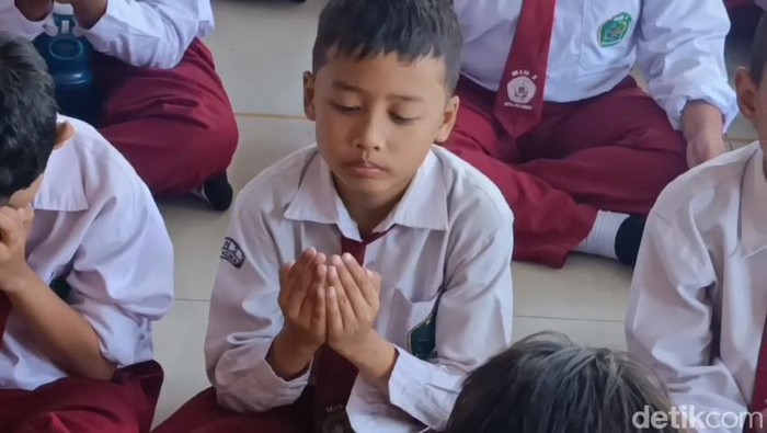 Pelajar SD di Pasuruan berdoa dan berzikir agar Indonesia tetap damai.
