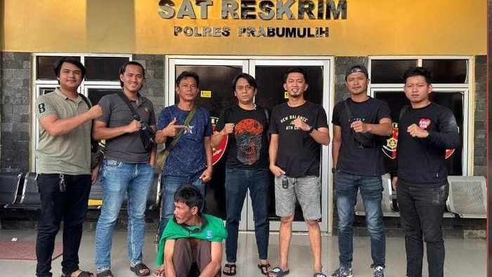 Pelaku pelecehan seksual saat diamankan polisi.