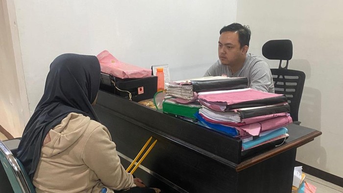 Pelaku penipuan di Garut jalani pemeriksaan polisi.