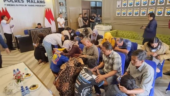 Pelaku perusakan pos polisi di Malang nangis saat ketemu orang tua