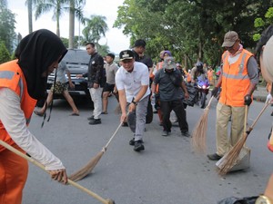 Usai Aksi Demonstrasi, Walkot Pekanbaru-Mahasiswa Bersih-bersih Sampah
