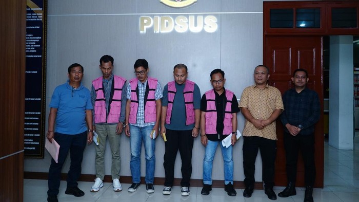Penampakan empat tersangka yang ditahan Kejati Sumut soal korupsi jalan di Kabupaten Batu Bara. (Dok. Kejati Sumut)