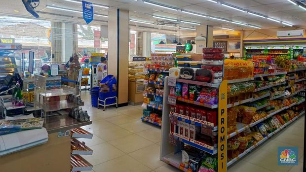 Penampakan minimarket di kecamatan Curug hari ini, Senin (1/9/2025). (CNBC Indonesia/M. Fakhriansyah)