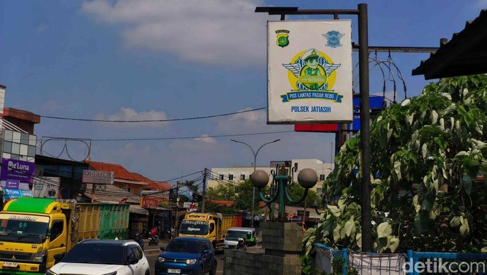 Penampakan Pos Polisi Jati Asih Pascadibakar Massa Kondisi pos polisi di kawasan Jati Asih, Bekasi, pada Senin (1/9/2025) terlihat rusak parah.
Menurut keterangan warga, pos tersebut dibakar massa aksi sekitar pukul 03.00 WIB dini hari tadi. Serpihan bekas kebakaran menunjukkan kerusakan yang serius.