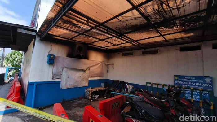 Penampakan Pos Polisi Jati Asih Pascadibakar Massa Kondisi pos polisi di kawasan Jati Asih, Bekasi, pada Senin (1/9/2025) terlihat rusak parah.
Menurut keterangan warga, pos tersebut dibakar massa aksi sekitar pukul 03.00 WIB dini hari tadi. Serpihan bekas kebakaran menunjukkan kerusakan yang serius.