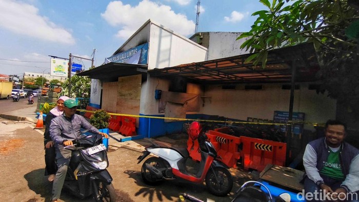 Penampakan Pos Polisi Jati Asih Pascadibakar Massa Kondisi pos polisi di kawasan Jati Asih, Bekasi, pada Senin (1/9/2025) terlihat rusak parah.
Menurut keterangan warga, pos tersebut dibakar massa aksi sekitar pukul 03.00 WIB dini hari tadi. Serpihan bekas kebakaran menunjukkan kerusakan yang serius.