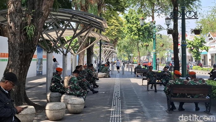 Situasi gedung DPRD DIY dijaga TNI, Senin (1/9/2025).