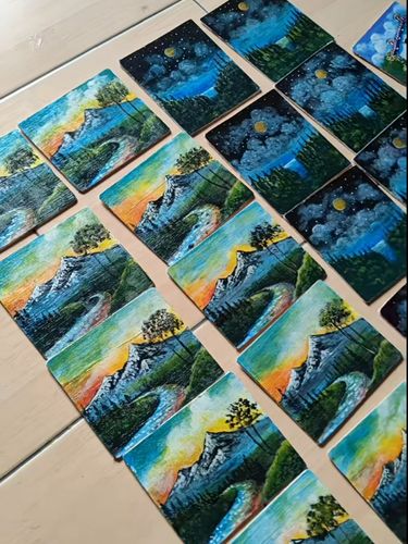 Pengantin wanita ini memperlihatkan souvenir pernikahan yang berkesan dibuat oleh ayahnya sendiri sebanyak 600 lukisan sebagai souvenir pernikahan untuk tamu undangan.