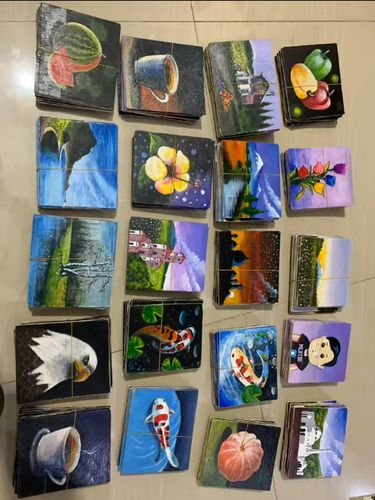 Pengantin wanita ini memperlihatkan souvenir pernikahan yang berkesan dibuat oleh ayahnya sendiri sebanyak 600 lukisan sebagai souvenir pernikahan untuk tamu undangan.