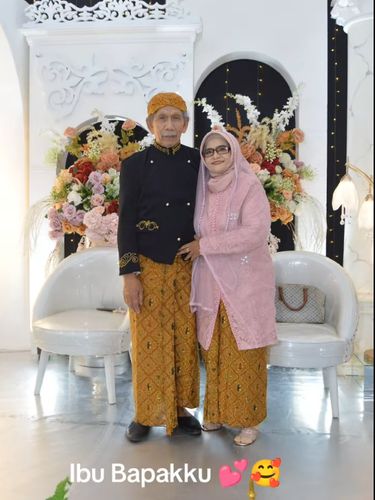 Pengantin wanita ini memperlihatkan souvenir pernikahan yang berkesan dibuat oleh ayahnya sendiri sebanyak 600 lukisan sebagai souvenir pernikahan untuk tamu undangan.