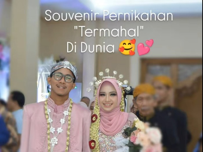 Pengantin wanita ini memperlihatkan souvenir pernikahan yang berkesan dibuat oleh ayahnya sendiri sebanyak 600 lukisan sebagai souvenir pernikahan untuk tamu undangan.