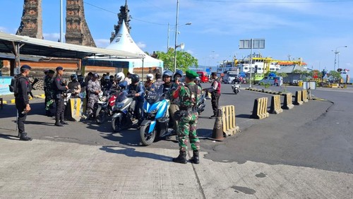 Petugas saat melakukan pemeriksaan secara ketat aktifitas masuk Bali di Pelabuhan Gilimanuk, Bali, Senin (1/9/2025).