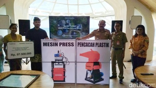 Penyerahan bantuan alat pres dan pencacah plastik dari Nuanu Creative City kepada Pemerintah Desa Belalang, Kecamatan Kediri, Tabanan disaksikan Kepala Pusat Pengendalian Lingkungan Hidup Bali-Nusra, Ni Nyoman Santi (kanan). (Krisna Pradipta)