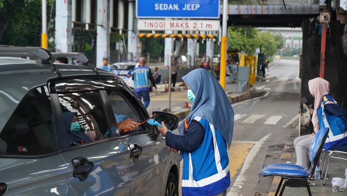Perbaikan gerbang tol terdampak aksi massa