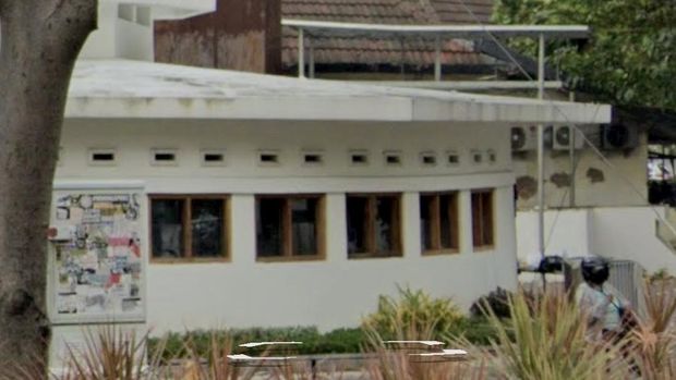 Perbandingannya dengan foto di Google Street View saat kacanya masih ada dan jendela tidak ditutup triplek