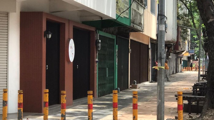 Pertokoan di Jalan Jenderal Sudirman Palembang tutup.