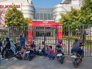 Gerbang Terkunci, Pertokoan Tutup! Kondisi Pasar Senen Usai Kerusuhan