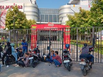Gerbang Terkunci, Pertokoan Tutup! Kondisi Pasar Senen Usai Kerusuhan