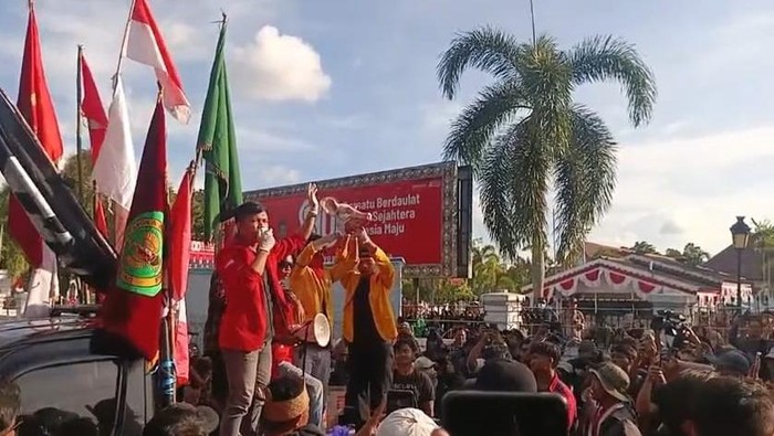 Peserta aksi di Palangka Raya membawa kepala babi.