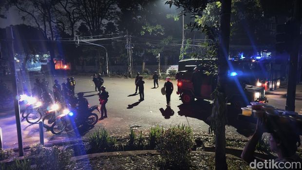 Petugas bubarkan aksi di depan Gedung DPRD Jabar.
